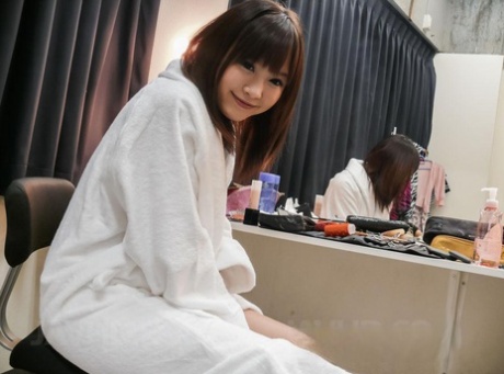 Den søte japanske jenta Momoka Rin gir en blowjob i en hvit badekåpe
