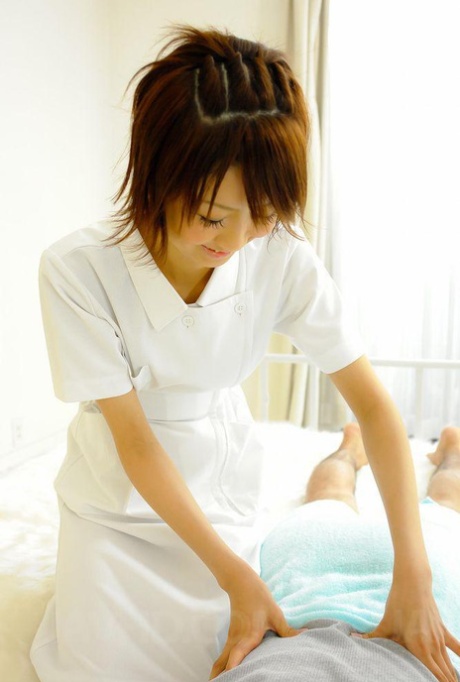 Den japanske sygeplejerske Miriya Hazuki slikker og trækker i en patients penis