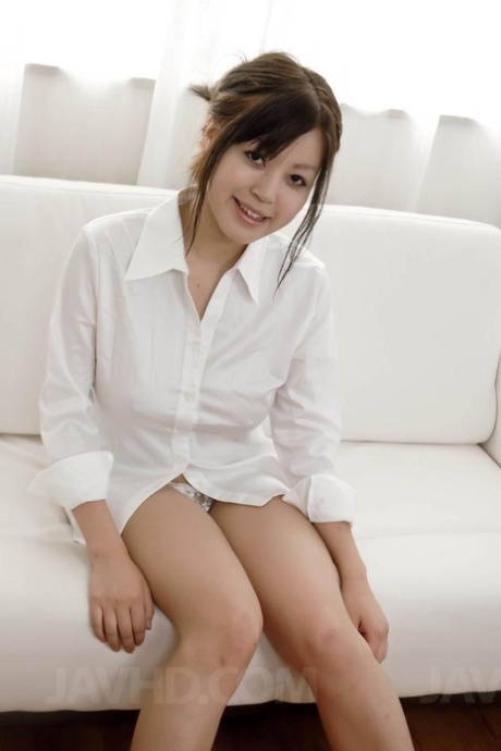 Japans schatje Sara pijpt terwijl ze een blouse en kanten slipje draagt