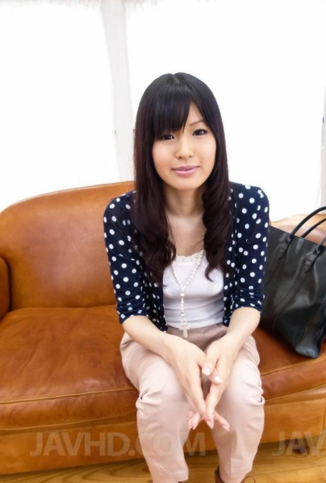 Das japanische Mädchen Nozomi Koizumi masturbiert, nachdem sie nackt ausgezogen wurde