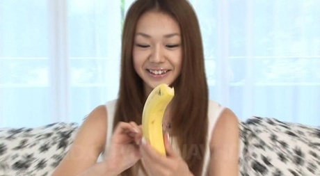 Japanska snyggingen Serina Hayakawa skalar en banan innan hon suger kuk