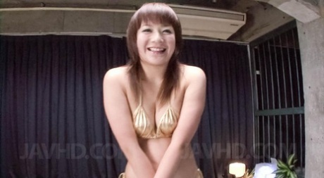 Den japanske pige Kurara Iijima bliver onaneret efter at have taget bikinitrusserne af