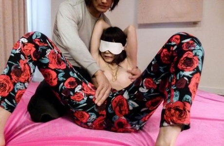 Japonská dívka Megumi Shino ztratí při sexu v době menstruace pásku přes oči