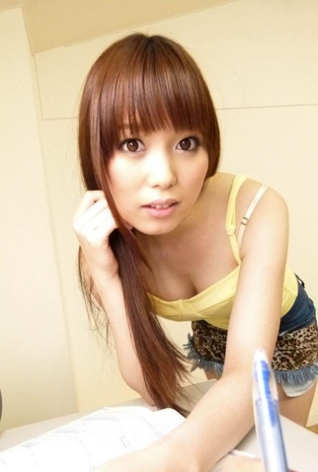 Moe Sakura, jeune rousse asiatique, s