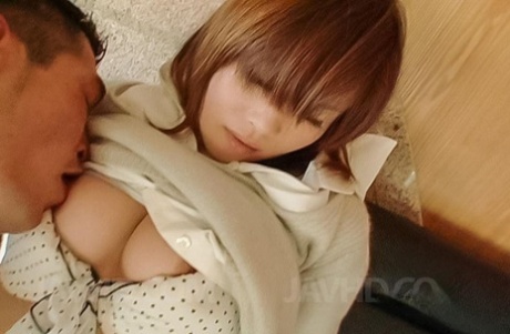 Japans MILF Manika gets banged op een bed in zwart sokken