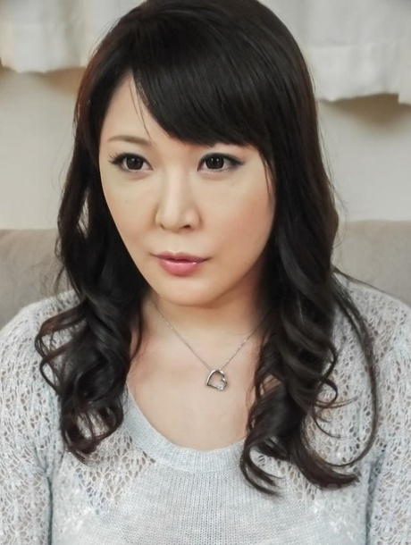 Den japanske MILF-en Hinata Komine får vaginaen og rumpehullet stimulert på én gang