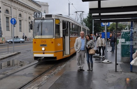 Sexy dospívající společnice se slituje nad osamělým dědečkem a jezdí na jeho stařeckém péru