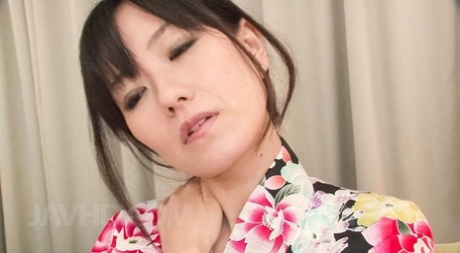 La MILF japonesa Manami Komukai se despoja de su kimono antes del sexo MMF