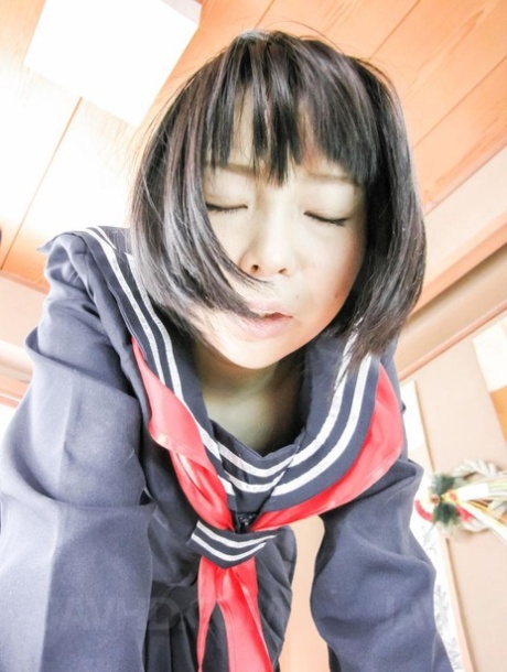 Japanska studenten Yuri Sakurai har oralsex och vaginalsex i sin uniform