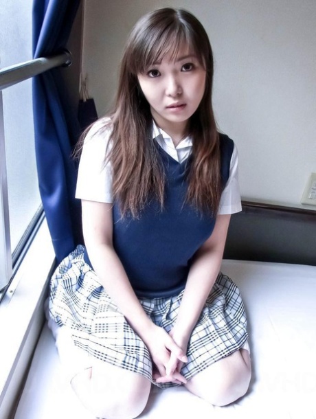 Aziatische Haruka Ohsawa wil haar spleet laten zien na blootgeven borsten
