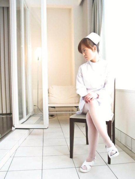 La enfermera japonesa Miina Minamoto se baja la ropa interior para follarse con los dedos