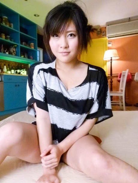 Japans meisje Kyouka Mizusawa heeft seks met twee jongens tegelijk op een matras