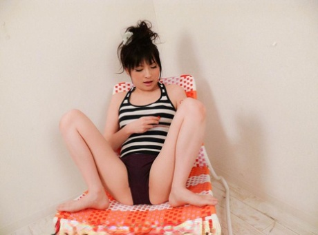 日本女孩 Rika Sonohara 被舔阴并被手指干