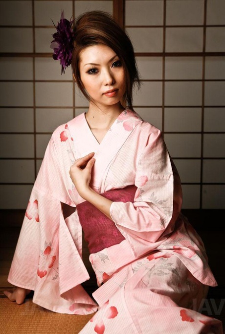 Japans meisje Rinka Kanzaki verliest haar kimono tijdens MMF-seks