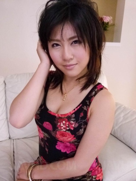 Japanisches Mädchen Kyouka Mizusawa wird vor dem Sex mit ihrem männlichen Freund nackt ausgezogen