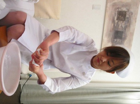 Den japanske sykepleieren Miina Minamoto rir på en kuk etter å ha gitt et svampebad.
