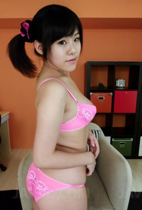 Japans meisje Miyuki Nonomura masturbeert met vibrator tijdens solo-actie