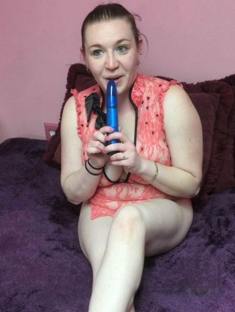 Любительская женщина Sinful Skye игрушки палец трахает ее киску во время мастурбации