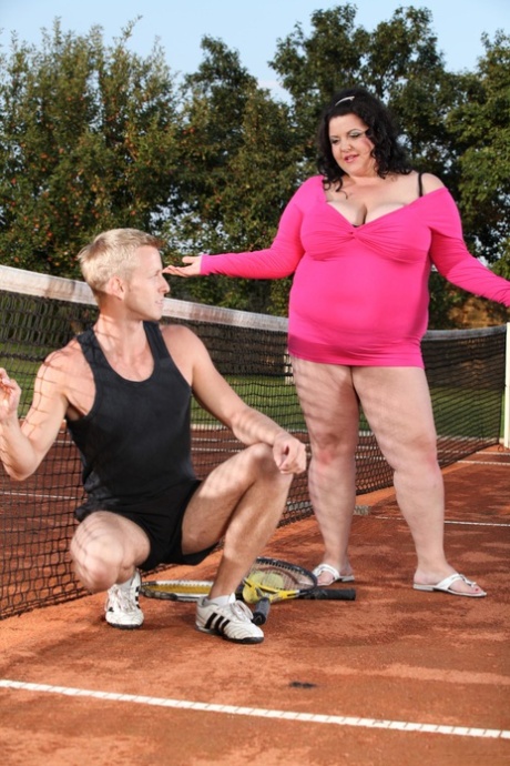 Dicke Frau Viktorie Gesicht sitzt ihr Tennislehrer beim Sex auf einem Sandplatz