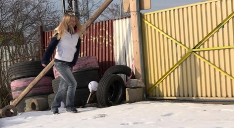 Den blonde jenta Violette trekker ned buksene for å tisse i snøen ved en søppelplass.