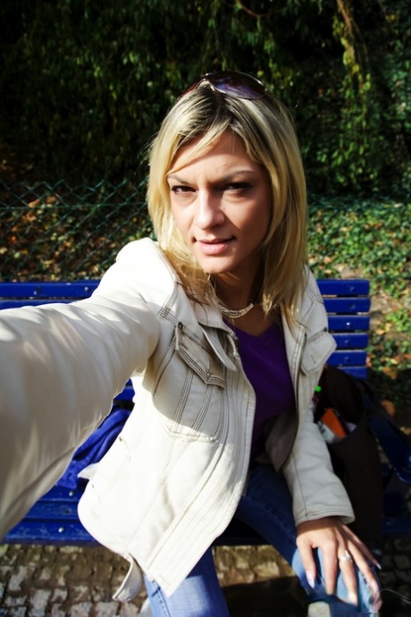 Blond MILF tar selfies mens hun er splitter naken ute i det fri