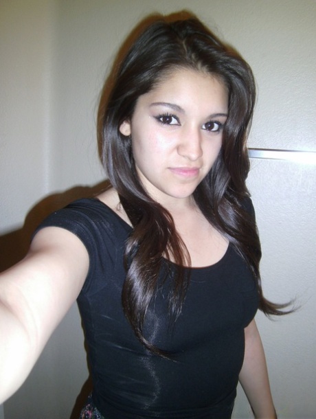 Kleine brunette-amateur Selena neemt een selfie van haar hete tieten en kont