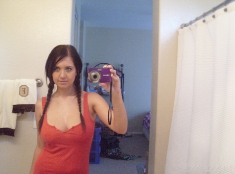 Solopigen Chrissy tager selfies af sine store naturlige bryster og numse, før hun leger med fissen