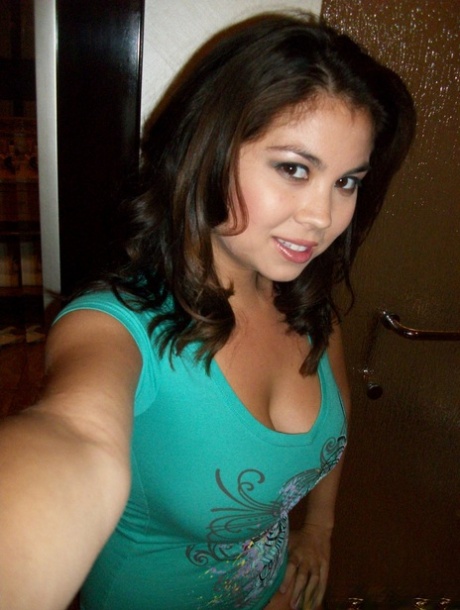 Solistka Mai robi sobie selfie ze swoimi dużymi cyckami i tyłkiem oraz przyciętym tyłkiem