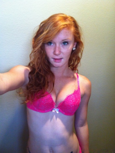 De natuurlijke roodharige Alex Tanner doet haar roze lingeriesetje uit voor naakte selfies