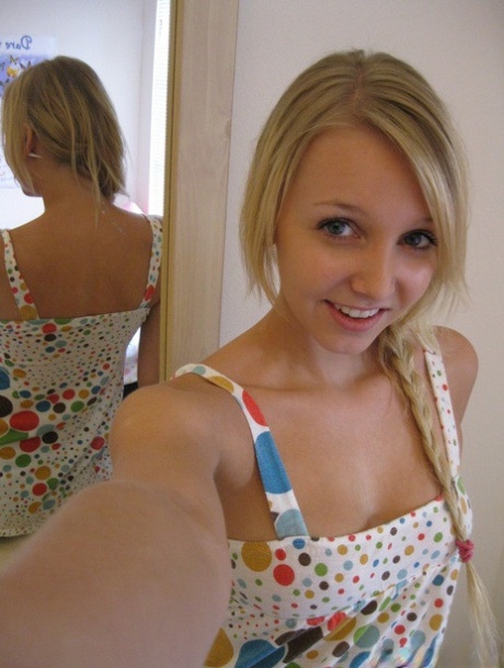 Blonde first timer toont haar tieten en kutje voor zelfopnamen in de spiegel