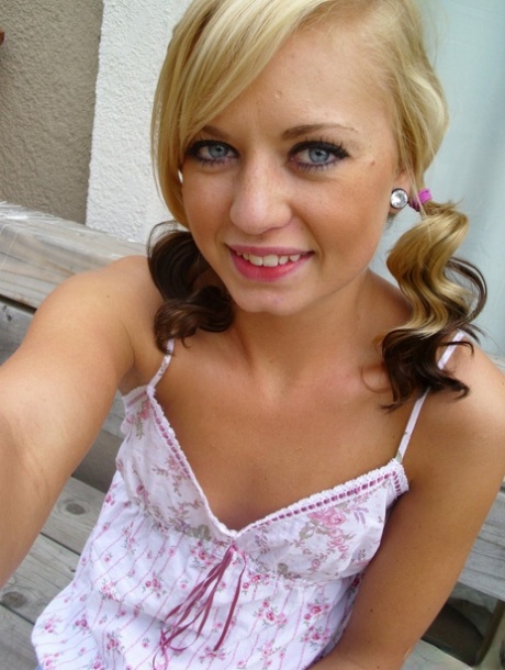 Mooie blonde Tiny Tiff toont haar teensy tieten & toont een naakte upskirt
