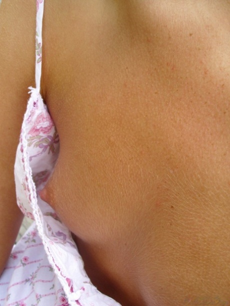 A linda loira Tiny Tiff mostra as suas mamas pequeninas e mostra uma camisa de cima nua
