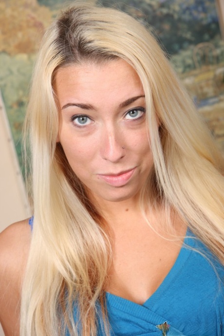 Blonde meid Jessica Woods doet een striptease voorafgaand aan een POV pijpbeurt