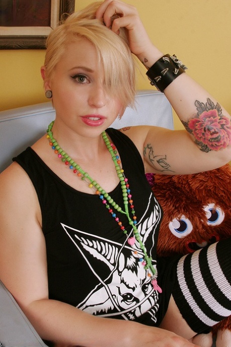 Blonde Punk Eidyia dildos ihre leckere Pussy in gestreiften Oberschenkel Highs
