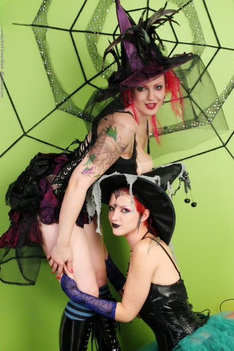 Alt girls Xanthia Doll & Scar have lesbian sex in Halloween costumes