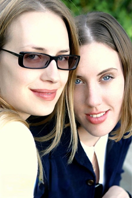 As lésbicas adolescentes Holly e Leila despem-se enquanto fazem sexo