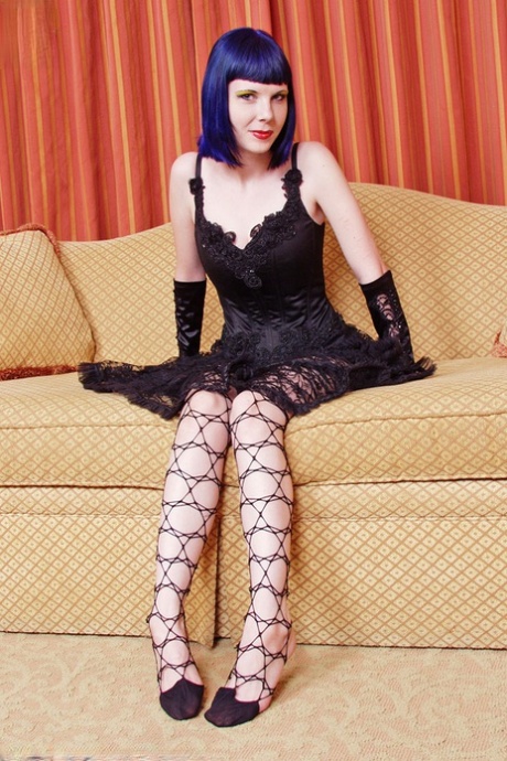 Goth girl flexível Szandora copos seus seios grandes usando longas luvas pretas