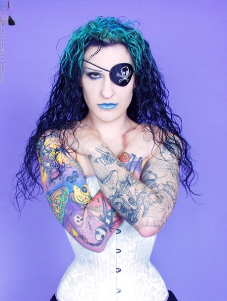 Tattooed girl Jen Vixen sports an eye patch while showing her bald pussy