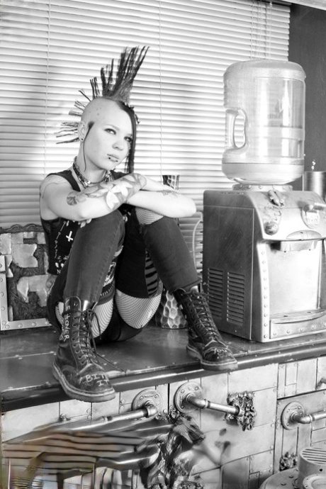 オルタナティブガールのTara Toxicは、白黒ライブでヌードで立ってしまう。