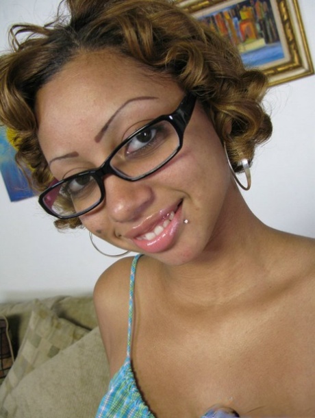 Rapariga negra com cabelo ruivo encaracolado Angel Cummings cospe esperma depois de uma mamada