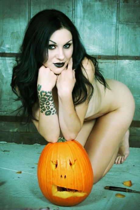 Gotická dívka Jenny Trouble vyřezává dýni zcela nahá