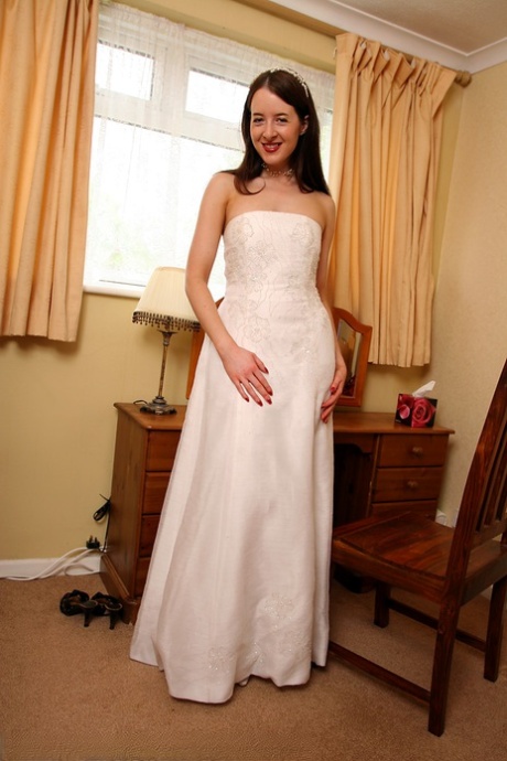 Домохозяйка из Великобритании надела свадебное платье, чтобы раздвинуть свою влажную киску