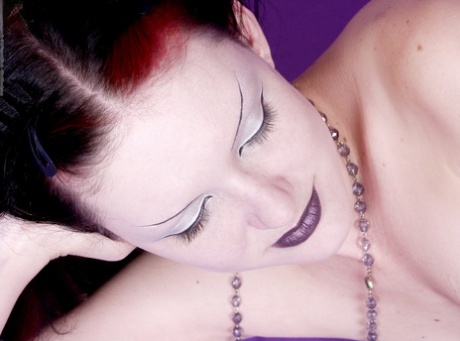 La modella goth Scar si sditalina la fessura stretta durante una sessione di nudo in solitaria