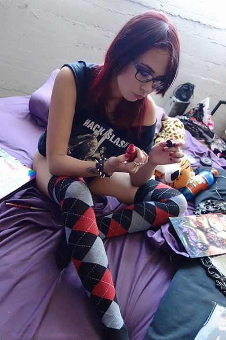 O Geeky ruivo Scarlet Starr mostra mamas e ratas bonitas em meias de argila OTK