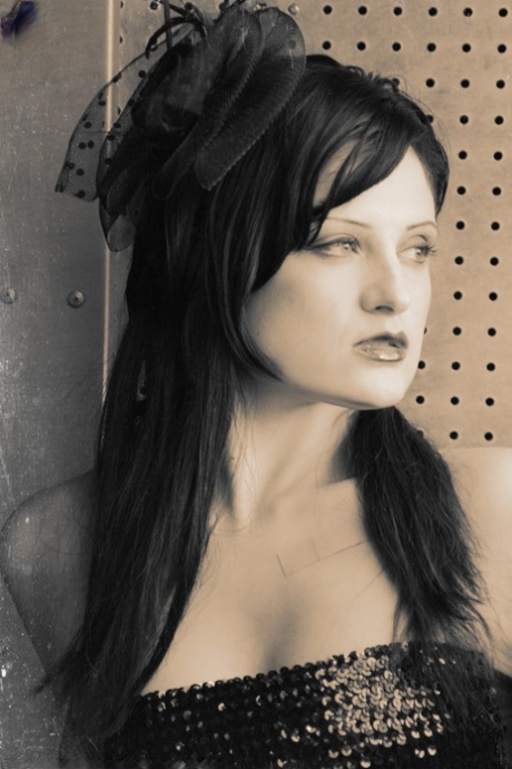 Goth model Annika Amour poseert verleidelijk tijdens een zwart-wit shoot