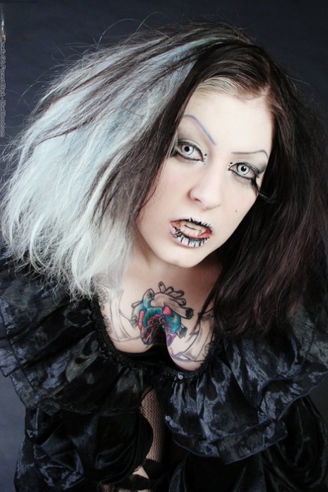 Goth meisje Mad Sophie sport de Vampier look terwijl ze zichzelf blootgeeft