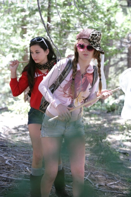 As adolescentes lésbicas Faye & Georgia fazem sexo num cobertor enquanto estão na floresta