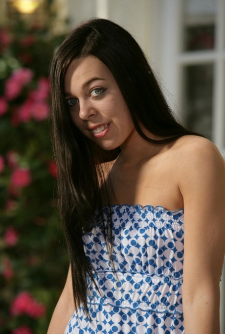 Fin brunette-teenåringen Erin Taylor leker med den skallede fitta si i nærbilde.