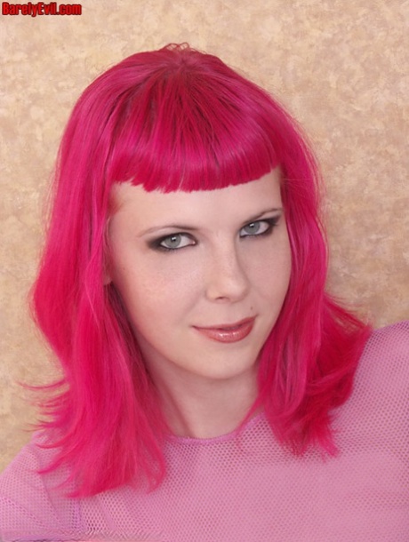 Heißes Mädchen Szandora trägt rosa Haare und zeigt ihre kahle Muschi in einer Badewanne