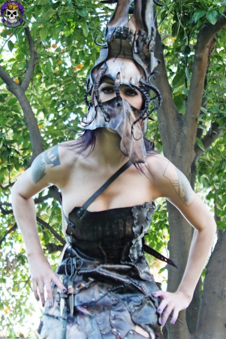 La tatuada Kellie Laplegua se desnuda totalmente bajo un viejo árbol